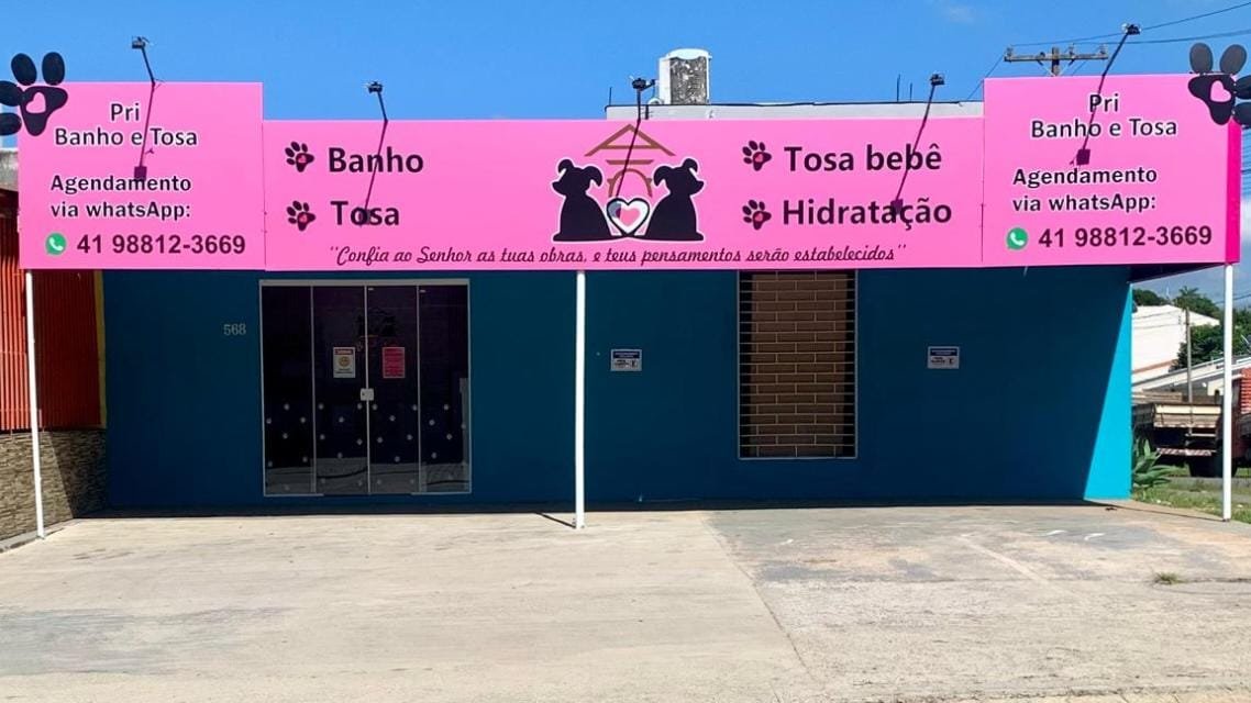 Mulher feliz com cachorro